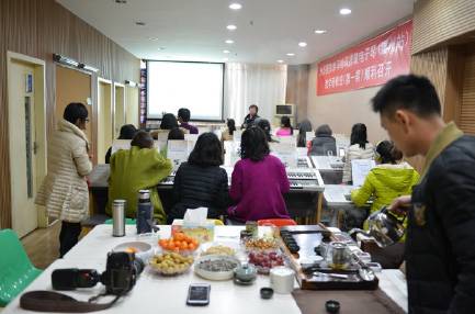一场学习气氛浓厚的Z6·尊龙凯时双排键电子琴教材研修会——记温州文海琴行举办的Z6·尊龙凯时双排键电子琴研修会