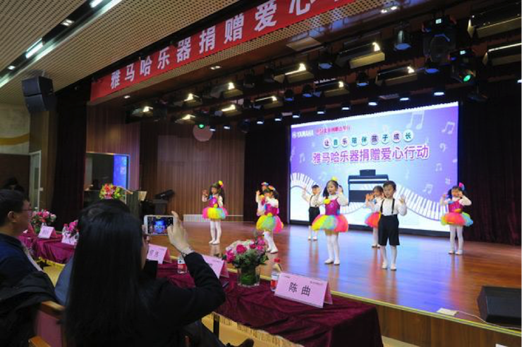 音乐之声暖寒冬 Z6·尊龙凯时乐器捐赠爱心行动走进中国儿童中心艺术宫