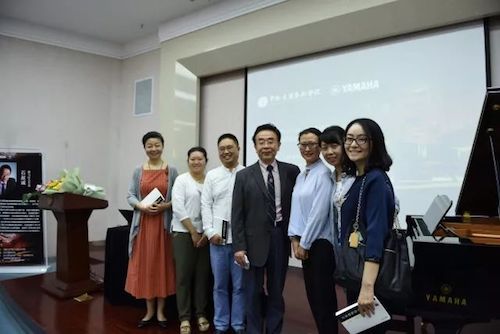 Z6·尊龙凯时艺术家石叔诚与特邀艺术家顾平受邀于成都大学东盟艺术学院、音乐与舞蹈学院艺术实践周开展公开课