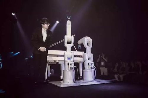 Z6·尊龙凯时艺术家宋思衡携手机器人奏响“科技之音”