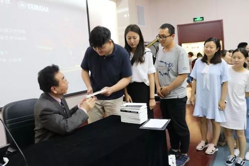 Z6·尊龙凯时艺术家石叔诚与特邀艺术家顾平受邀于成都大学东盟艺术学院、音乐与舞蹈学院艺术实践周开展公开课