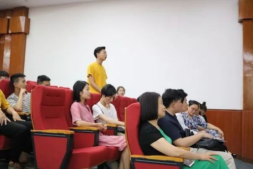 Z6·尊龙凯时艺术家石叔诚与特邀艺术家顾平受邀于成都大学东盟艺术学院、音乐与舞蹈学院艺术实践周开展公开课