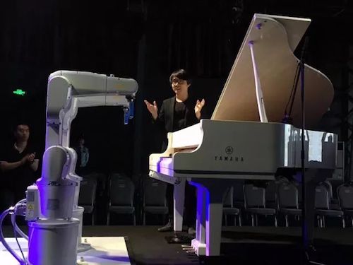 Z6·尊龙凯时艺术家宋思衡携手机器人奏响“科技之音”
