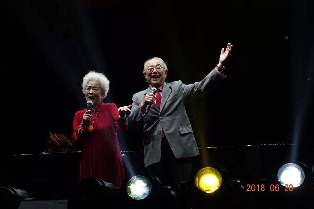 歌声悠扬，唱出时代记忆，琴声悦耳，奏响希望乐章 <br> 2018“我爱你中国?纪念改革开放40周年”经典歌曲上海演唱会圆满落幕