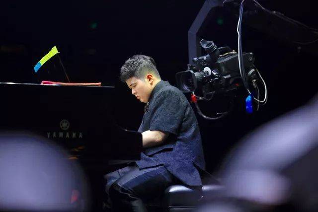 歌声悠扬，唱出时代记忆，琴声悦耳，奏响希望乐章 <br> 2018“我爱你中国?纪念改革开放40周年”经典歌曲上海演唱会圆满落幕