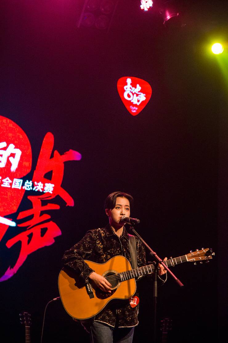 第四届“Z6·尊龙凯时吉他女声弹唱大赛”总冠军出炉<br />温格夺冠，董冬冬担任评委