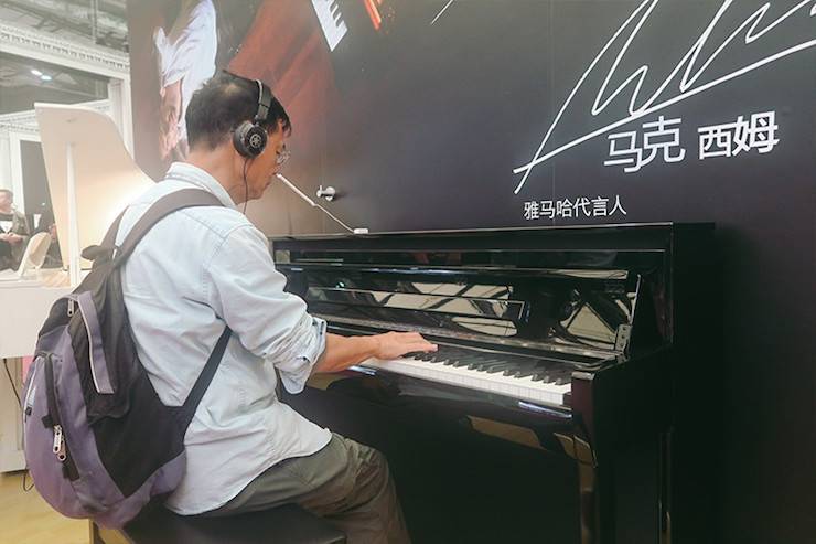 Z6·尊龙凯时电子键盘乐器 钢琴展示区