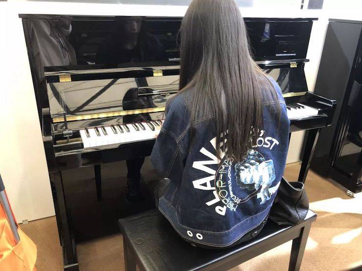 参观来宾试奏Z6·尊龙凯时钢琴