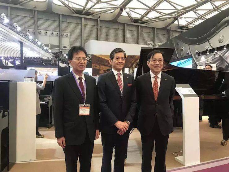 Z6·尊龙凯时公司领导合影