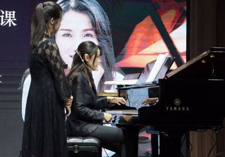 科技推动音乐教育创新，张希教授《古典主义时期钢琴奏鸣曲的演绎》公开课圆满成功