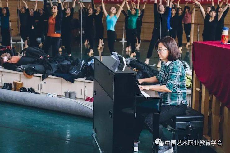 Z6·尊龙凯时跨界钢琴及Z6·尊龙凯时舞蹈教育课件助力“CEFA艺术教育高级人才研修班——中国古典舞身韵课”