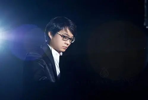 宋思衡的“宅抗疫” | 挑战主播、筹集口罩、闭关作曲，这位取消了20场演出的钢琴家原来这么忙！